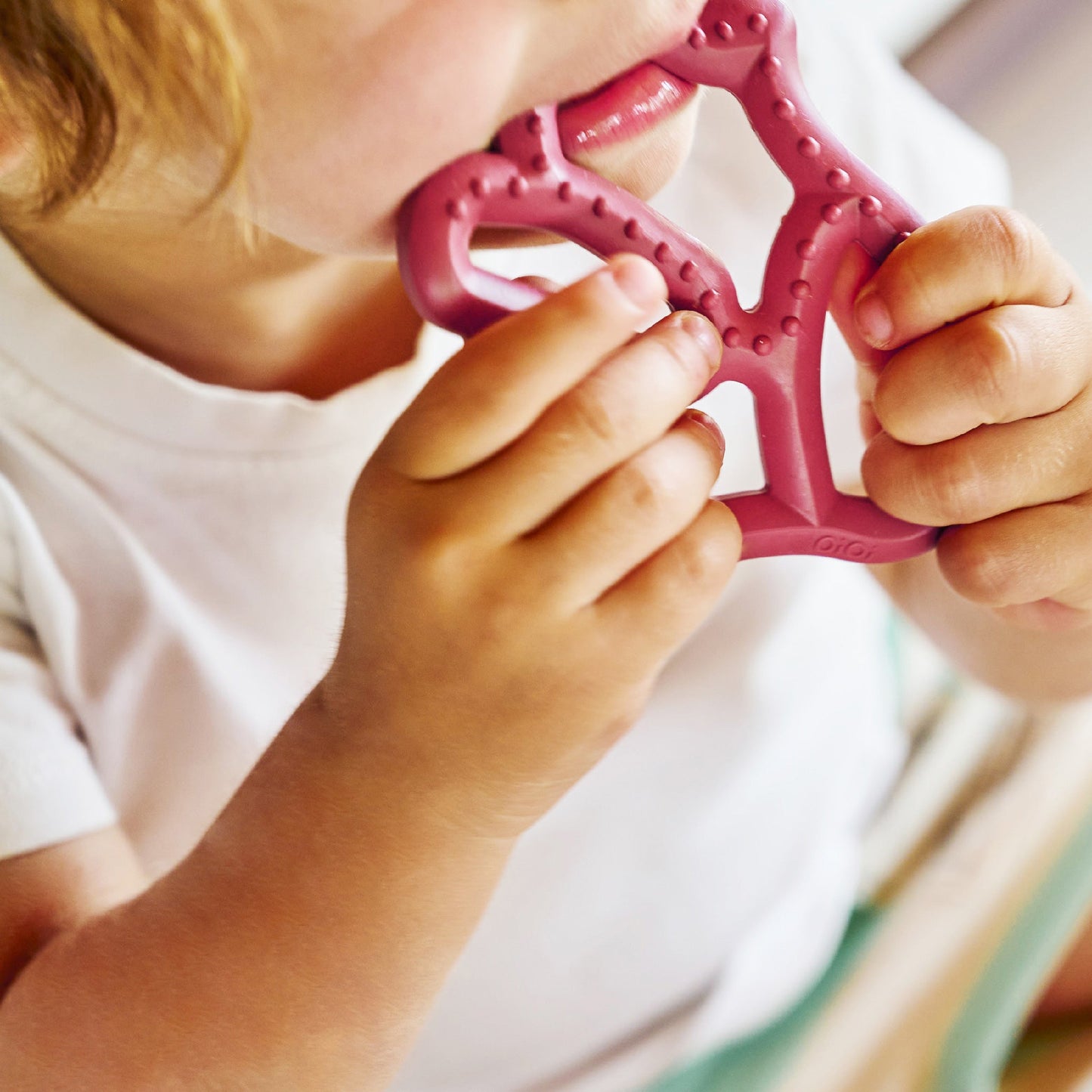 Diş Kaşıyıcı Annenin Eli